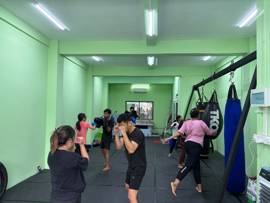 ရပ်ဟန်နဲ့ လှုပ်ရှားမှု လေ့ကျင့်နေစဉ်